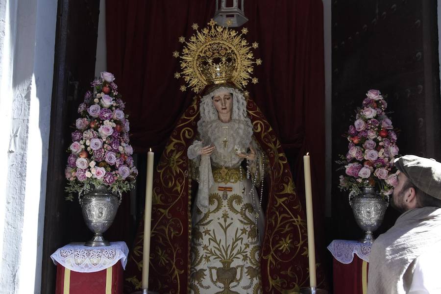 Faltaban escasos minutos para las tres de la tarde cuando la dolorosa que hace trescientos años tallara Risueño llegaba al altar donde será coronada canónicamente la mañana de este sábado 13 de octubre