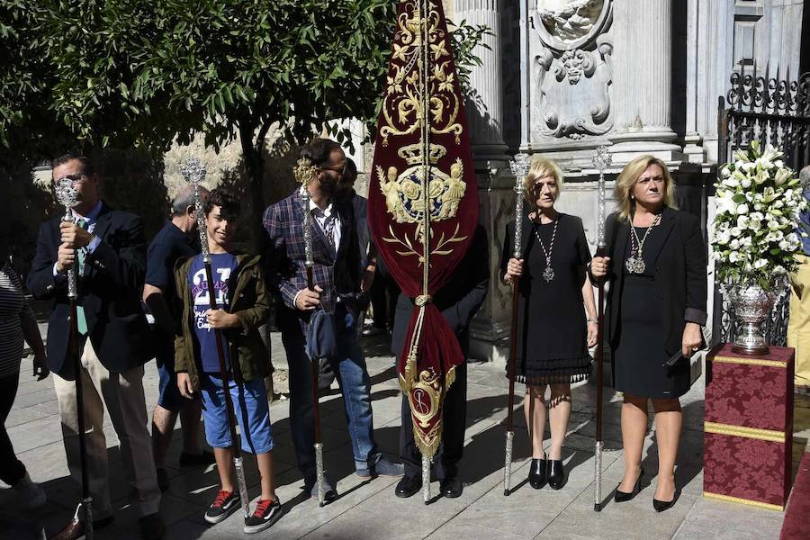 Faltaban escasos minutos para las tres de la tarde cuando la dolorosa que hace trescientos años tallara Risueño llegaba al altar donde será coronada canónicamente la mañana de este sábado 13 de octubre