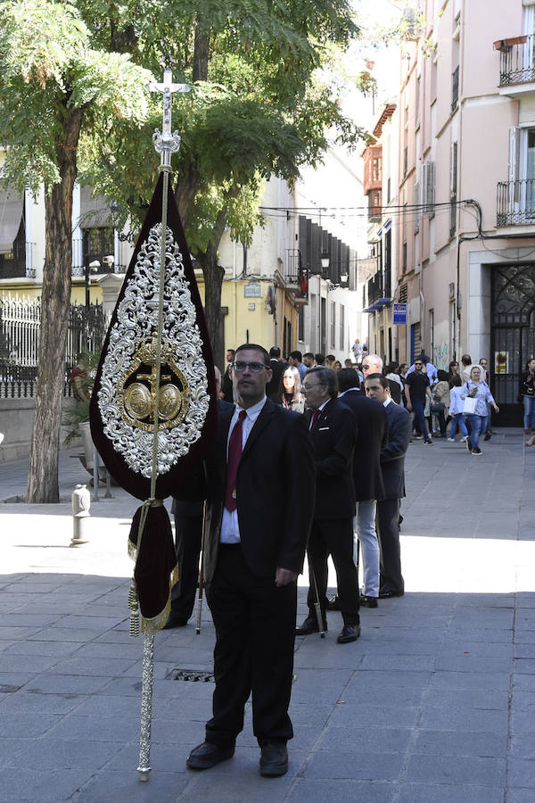 Faltaban escasos minutos para las tres de la tarde cuando la dolorosa que hace trescientos años tallara Risueño llegaba al altar donde será coronada canónicamente la mañana de este sábado 13 de octubre