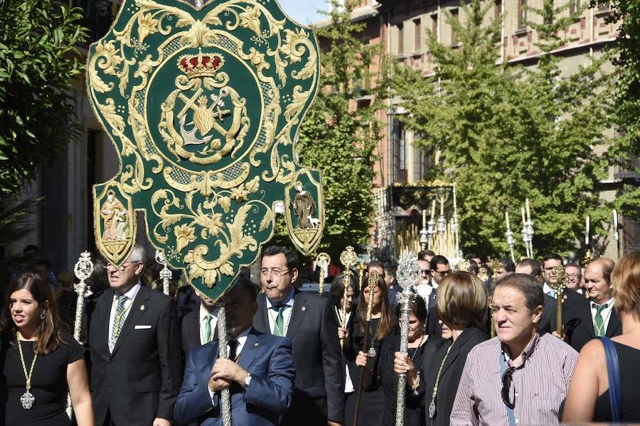 Faltaban escasos minutos para las tres de la tarde cuando la dolorosa que hace trescientos años tallara Risueño llegaba al altar donde será coronada canónicamente la mañana de este sábado 13 de octubre