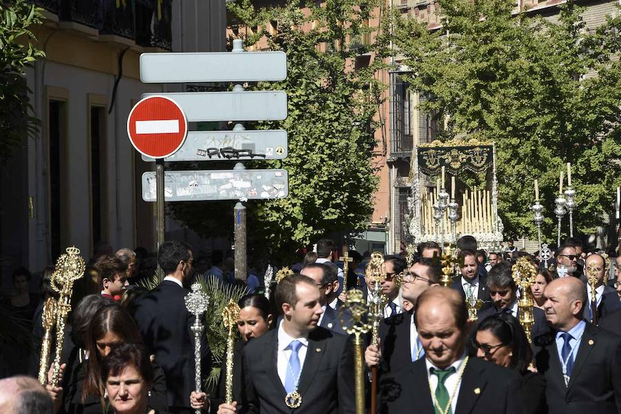 Faltaban escasos minutos para las tres de la tarde cuando la dolorosa que hace trescientos años tallara Risueño llegaba al altar donde será coronada canónicamente la mañana de este sábado 13 de octubre