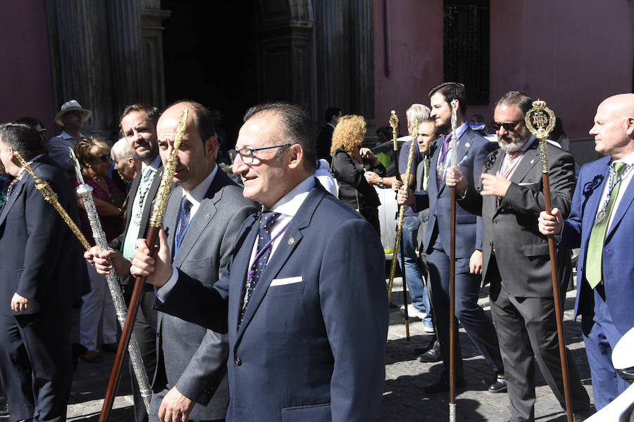 Faltaban escasos minutos para las tres de la tarde cuando la dolorosa que hace trescientos años tallara Risueño llegaba al altar donde será coronada canónicamente la mañana de este sábado 13 de octubre