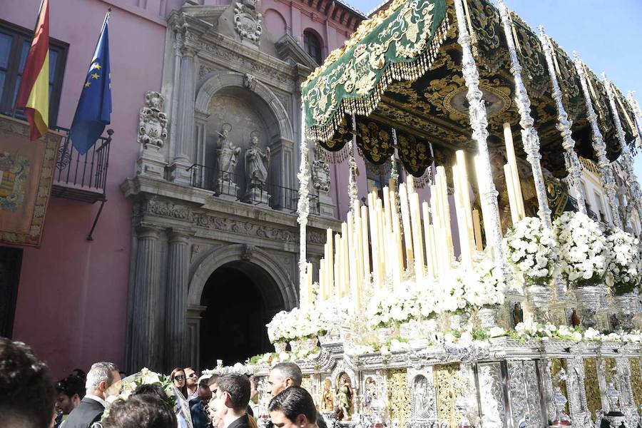 Faltaban escasos minutos para las tres de la tarde cuando la dolorosa que hace trescientos años tallara Risueño llegaba al altar donde será coronada canónicamente la mañana de este sábado 13 de octubre