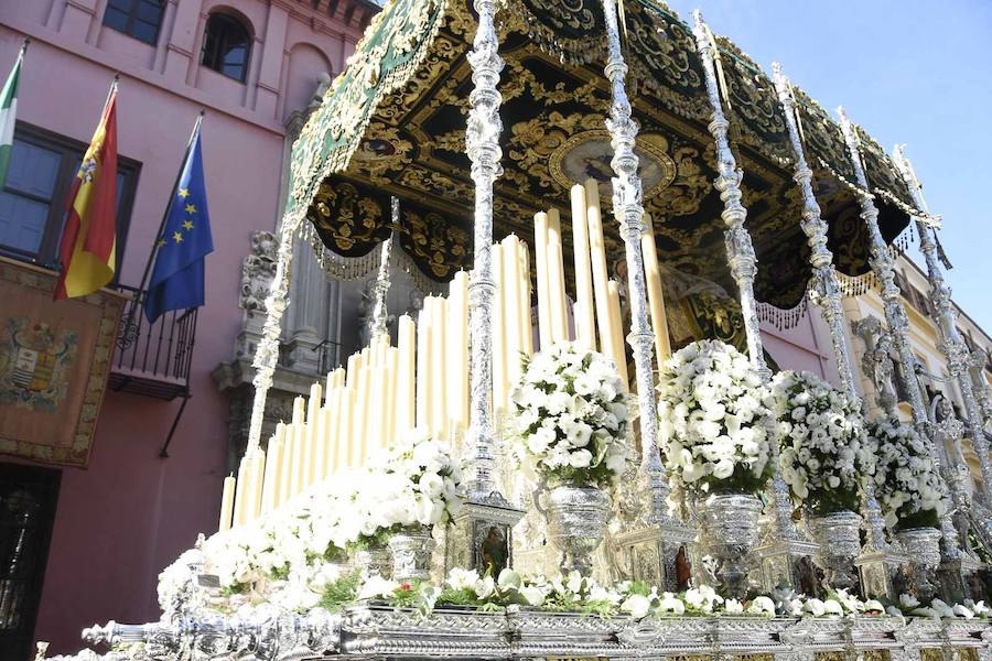 Faltaban escasos minutos para las tres de la tarde cuando la dolorosa que hace trescientos años tallara Risueño llegaba al altar donde será coronada canónicamente la mañana de este sábado 13 de octubre