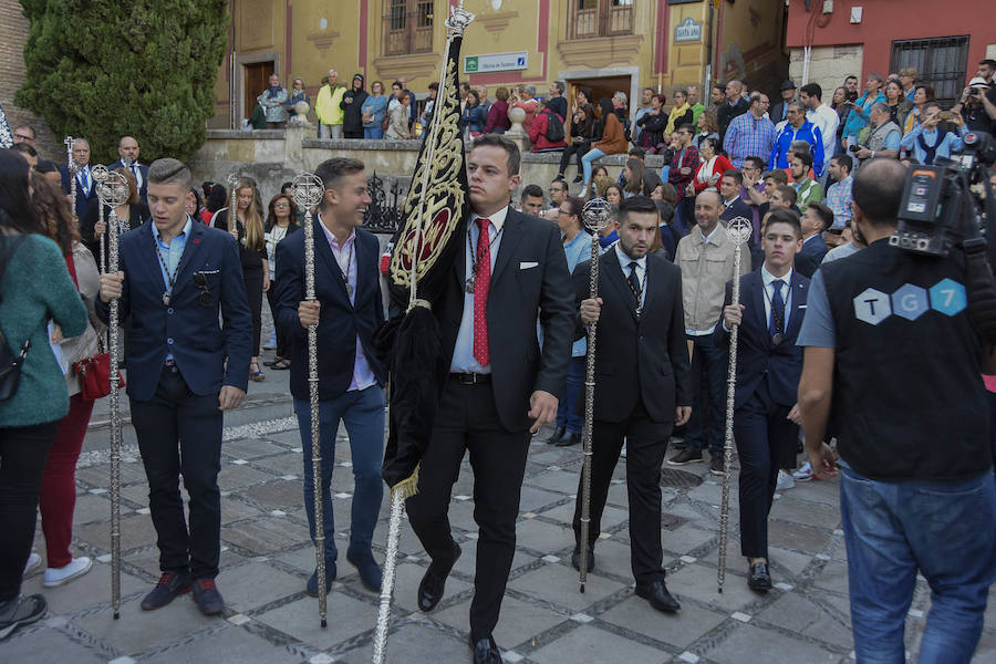 Faltaban escasos minutos para las tres de la tarde cuando la dolorosa que hace trescientos años tallara Risueño llegaba al altar donde será coronada canónicamente la mañana de este sábado 13 de octubre