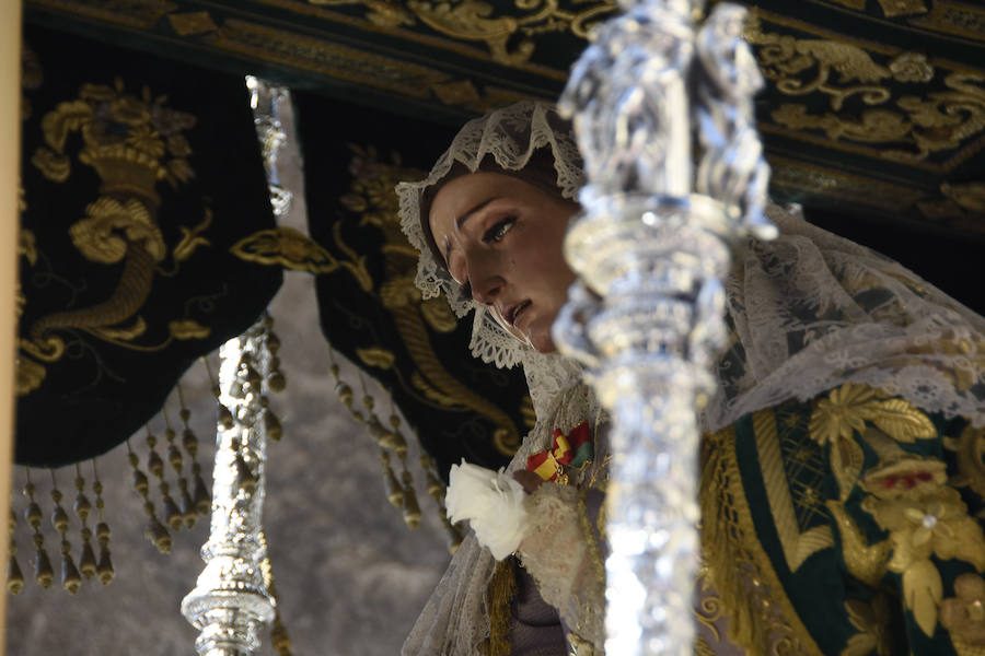 Faltaban escasos minutos para las tres de la tarde cuando la dolorosa que hace trescientos años tallara Risueño llegaba al altar donde será coronada canónicamente la mañana de este sábado 13 de octubre