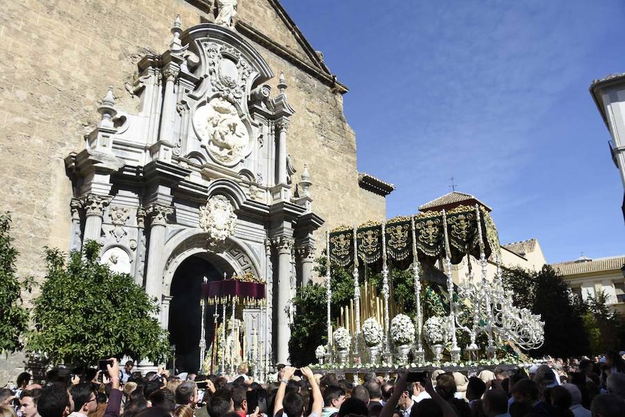 Faltaban escasos minutos para las tres de la tarde cuando la dolorosa que hace trescientos años tallara Risueño llegaba al altar donde será coronada canónicamente la mañana de este sábado 13 de octubre