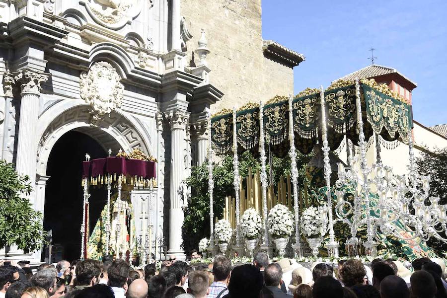 Faltaban escasos minutos para las tres de la tarde cuando la dolorosa que hace trescientos años tallara Risueño llegaba al altar donde será coronada canónicamente la mañana de este sábado 13 de octubre