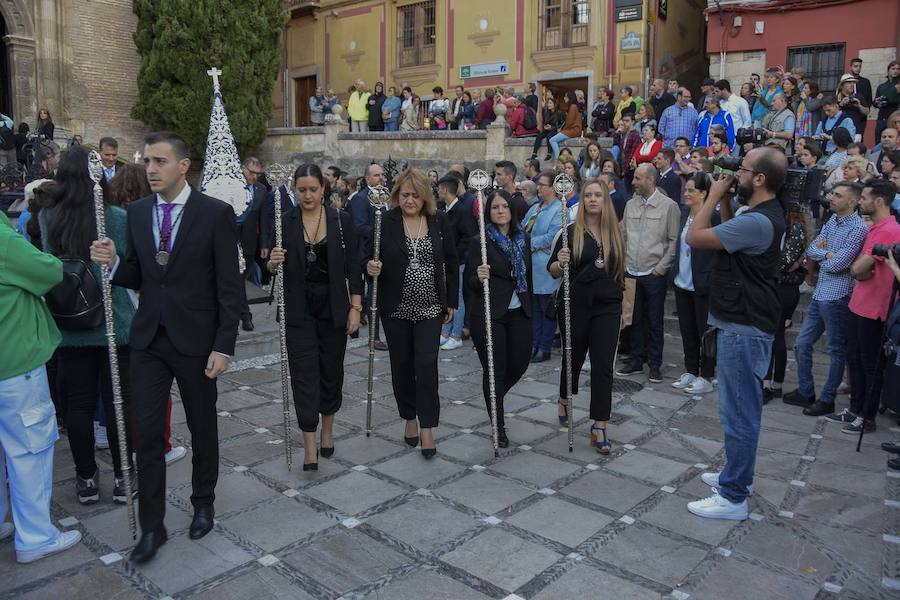 Faltaban escasos minutos para las tres de la tarde cuando la dolorosa que hace trescientos años tallara Risueño llegaba al altar donde será coronada canónicamente la mañana de este sábado 13 de octubre