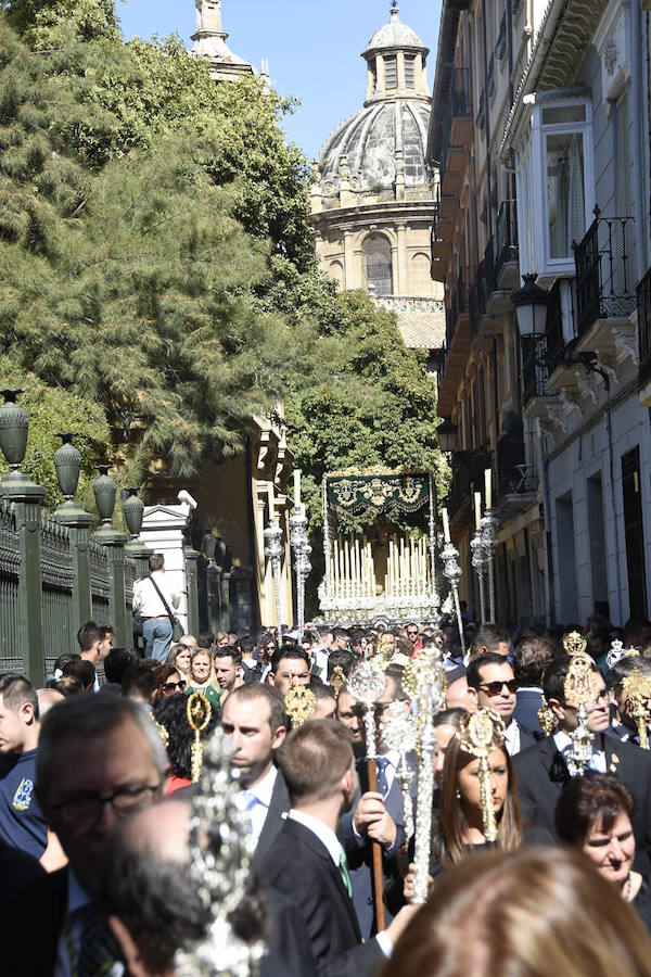 Faltaban escasos minutos para las tres de la tarde cuando la dolorosa que hace trescientos años tallara Risueño llegaba al altar donde será coronada canónicamente la mañana de este sábado 13 de octubre