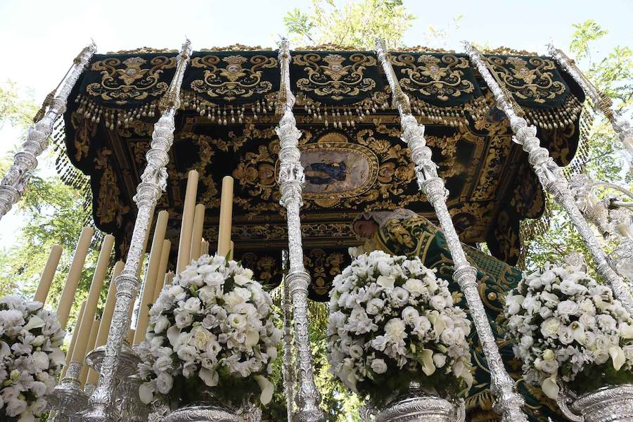 Faltaban escasos minutos para las tres de la tarde cuando la dolorosa que hace trescientos años tallara Risueño llegaba al altar donde será coronada canónicamente la mañana de este sábado 13 de octubre