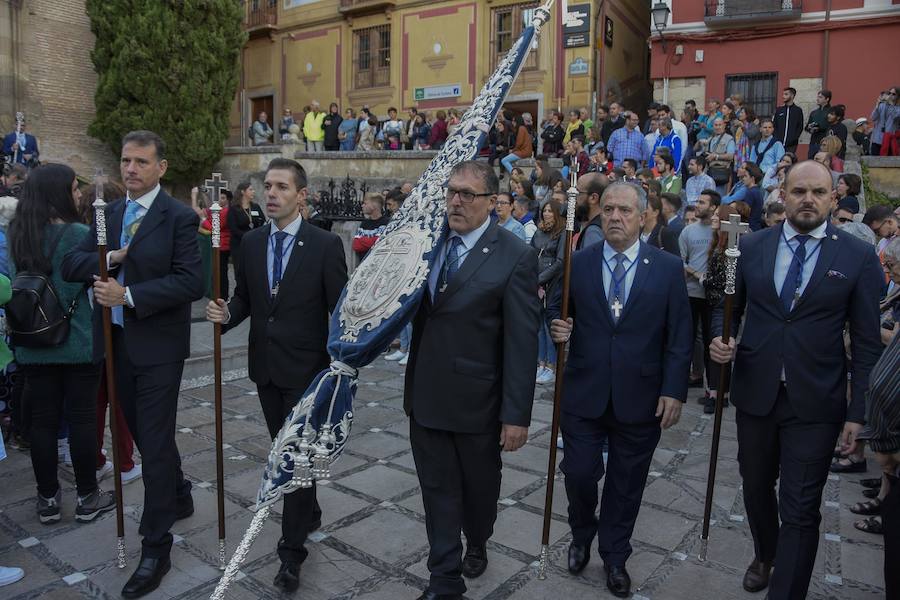 Faltaban escasos minutos para las tres de la tarde cuando la dolorosa que hace trescientos años tallara Risueño llegaba al altar donde será coronada canónicamente la mañana de este sábado 13 de octubre