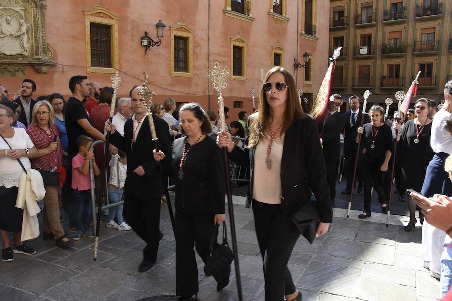 Faltaban escasos minutos para las tres de la tarde cuando la dolorosa que hace trescientos años tallara Risueño llegaba al altar donde será coronada canónicamente la mañana de este sábado 13 de octubre