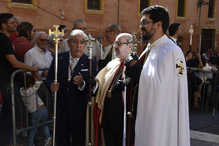 Faltaban escasos minutos para las tres de la tarde cuando la dolorosa que hace trescientos años tallara Risueño llegaba al altar donde será coronada canónicamente la mañana de este sábado 13 de octubre