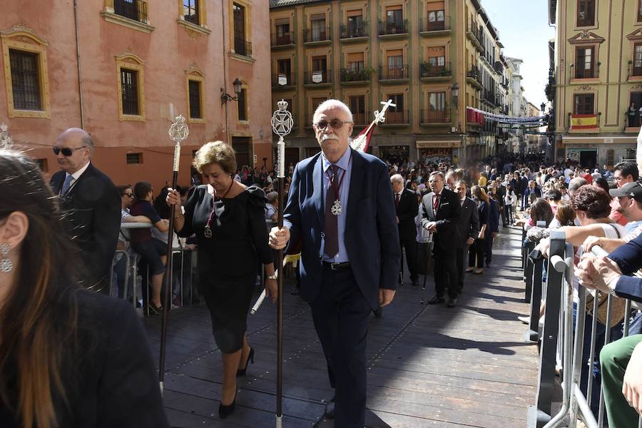 Faltaban escasos minutos para las tres de la tarde cuando la dolorosa que hace trescientos años tallara Risueño llegaba al altar donde será coronada canónicamente la mañana de este sábado 13 de octubre