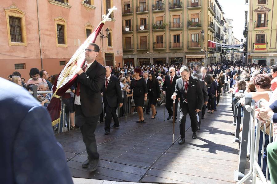 Faltaban escasos minutos para las tres de la tarde cuando la dolorosa que hace trescientos años tallara Risueño llegaba al altar donde será coronada canónicamente la mañana de este sábado 13 de octubre