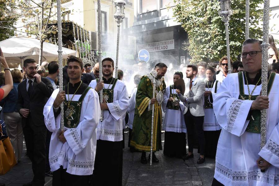 Faltaban escasos minutos para las tres de la tarde cuando la dolorosa que hace trescientos años tallara Risueño llegaba al altar donde será coronada canónicamente la mañana de este sábado 13 de octubre