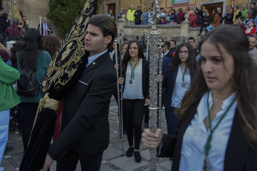 Faltaban escasos minutos para las tres de la tarde cuando la dolorosa que hace trescientos años tallara Risueño llegaba al altar donde será coronada canónicamente la mañana de este sábado 13 de octubre