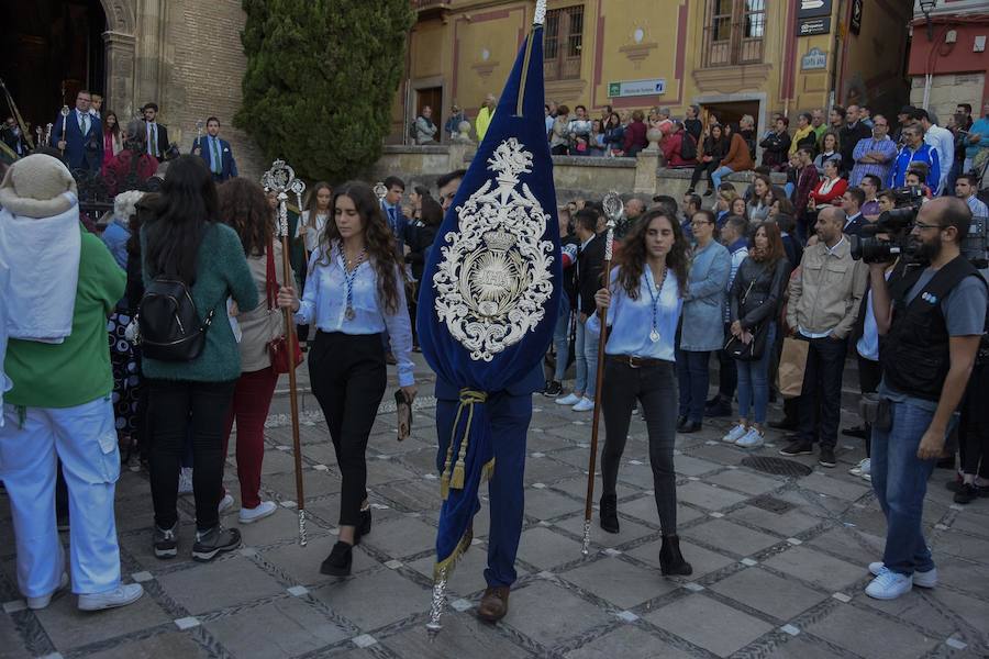 Faltaban escasos minutos para las tres de la tarde cuando la dolorosa que hace trescientos años tallara Risueño llegaba al altar donde será coronada canónicamente la mañana de este sábado 13 de octubre