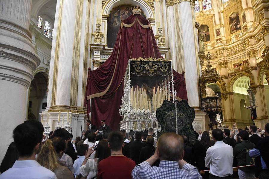 Faltaban escasos minutos para las tres de la tarde cuando la dolorosa que hace trescientos años tallara Risueño llegaba al altar donde será coronada canónicamente la mañana de este sábado 13 de octubre