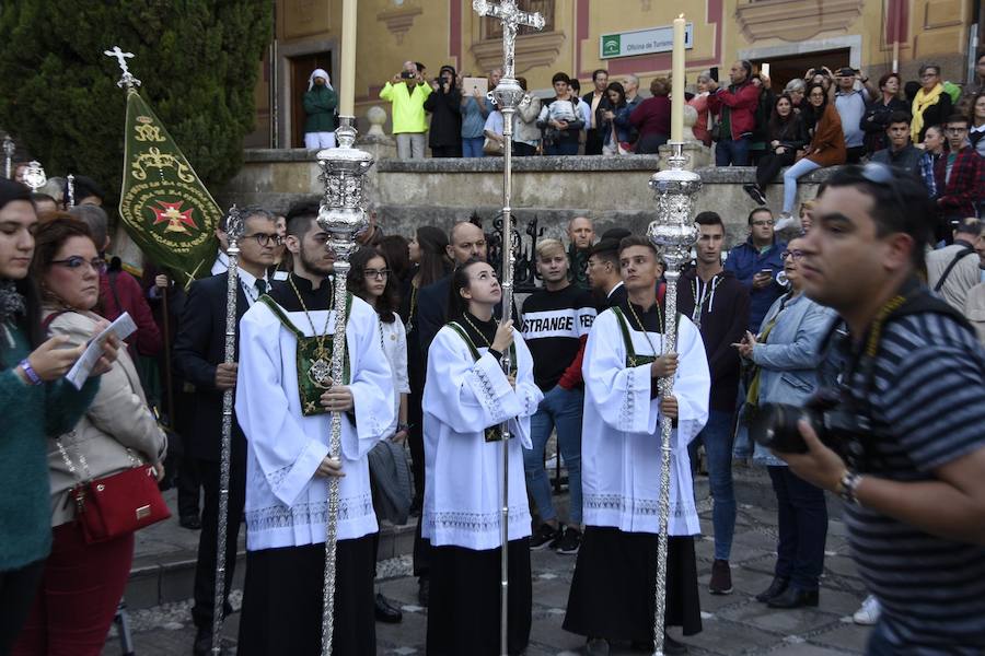 Faltaban escasos minutos para las tres de la tarde cuando la dolorosa que hace trescientos años tallara Risueño llegaba al altar donde será coronada canónicamente la mañana de este sábado 13 de octubre