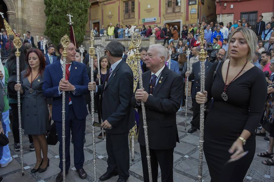 Faltaban escasos minutos para las tres de la tarde cuando la dolorosa que hace trescientos años tallara Risueño llegaba al altar donde será coronada canónicamente la mañana de este sábado 13 de octubre