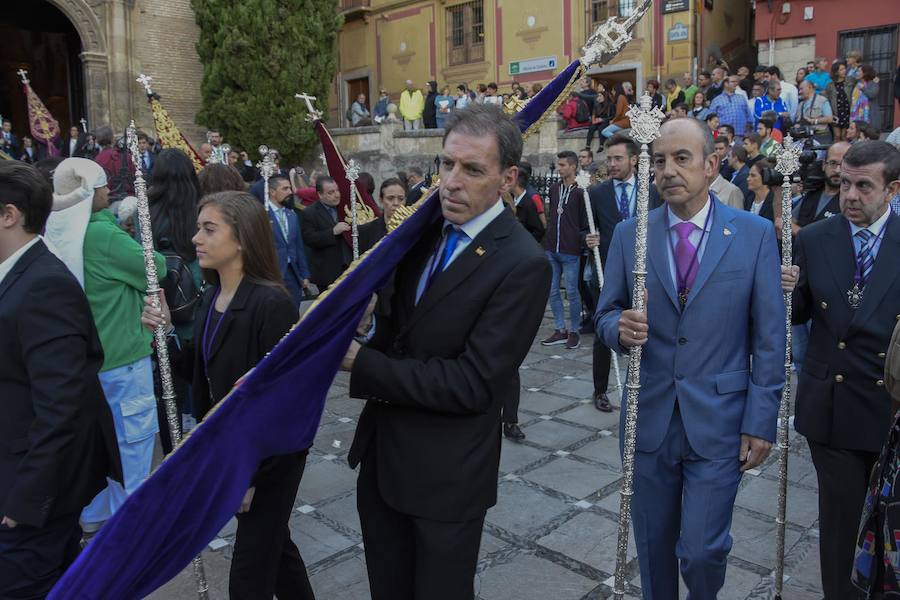 Faltaban escasos minutos para las tres de la tarde cuando la dolorosa que hace trescientos años tallara Risueño llegaba al altar donde será coronada canónicamente la mañana de este sábado 13 de octubre