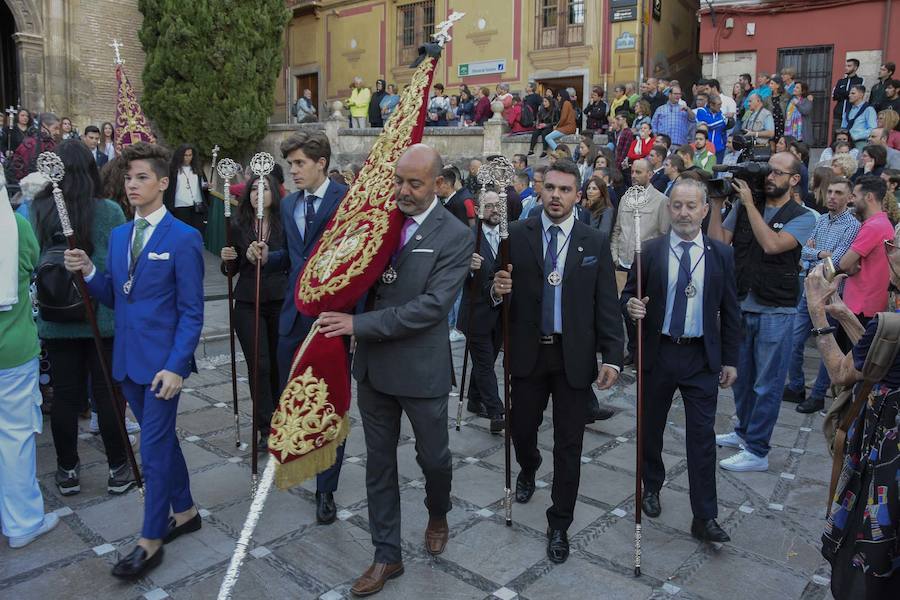 Faltaban escasos minutos para las tres de la tarde cuando la dolorosa que hace trescientos años tallara Risueño llegaba al altar donde será coronada canónicamente la mañana de este sábado 13 de octubre