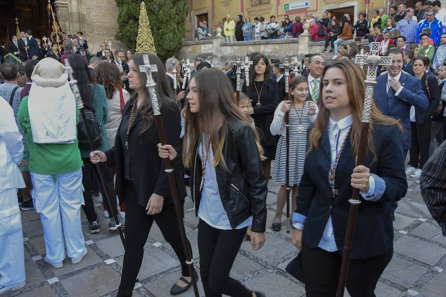 Faltaban escasos minutos para las tres de la tarde cuando la dolorosa que hace trescientos años tallara Risueño llegaba al altar donde será coronada canónicamente la mañana de este sábado 13 de octubre