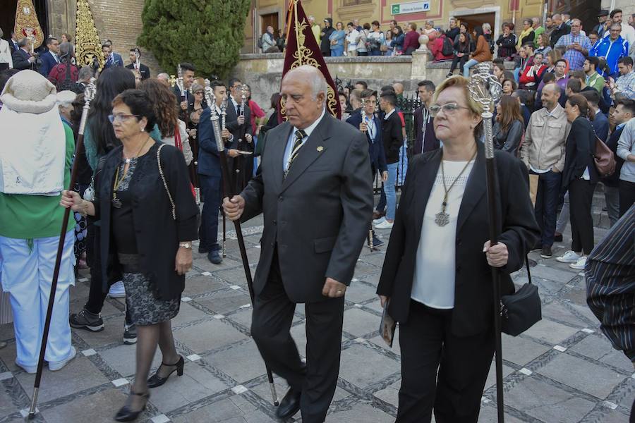 Faltaban escasos minutos para las tres de la tarde cuando la dolorosa que hace trescientos años tallara Risueño llegaba al altar donde será coronada canónicamente la mañana de este sábado 13 de octubre