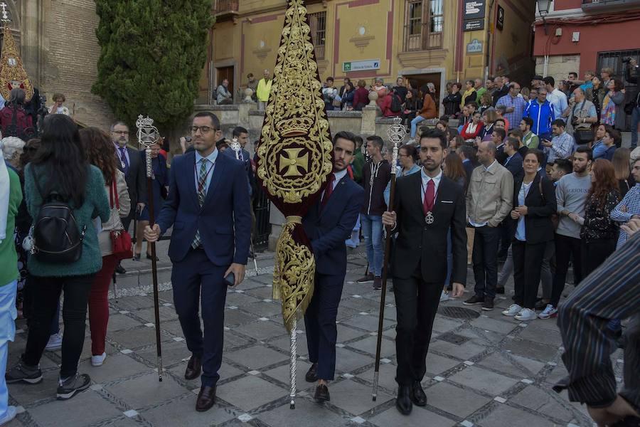 Faltaban escasos minutos para las tres de la tarde cuando la dolorosa que hace trescientos años tallara Risueño llegaba al altar donde será coronada canónicamente la mañana de este sábado 13 de octubre