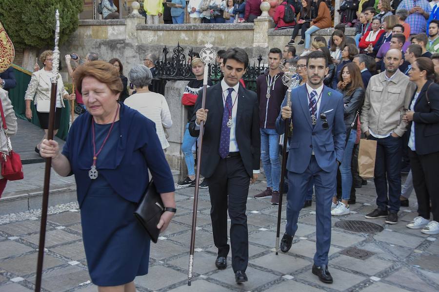 Faltaban escasos minutos para las tres de la tarde cuando la dolorosa que hace trescientos años tallara Risueño llegaba al altar donde será coronada canónicamente la mañana de este sábado 13 de octubre