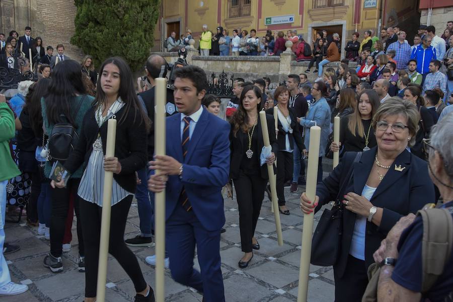 Faltaban escasos minutos para las tres de la tarde cuando la dolorosa que hace trescientos años tallara Risueño llegaba al altar donde será coronada canónicamente la mañana de este sábado 13 de octubre