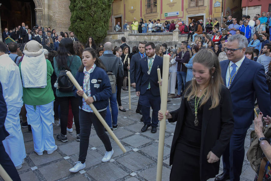 Faltaban escasos minutos para las tres de la tarde cuando la dolorosa que hace trescientos años tallara Risueño llegaba al altar donde será coronada canónicamente la mañana de este sábado 13 de octubre