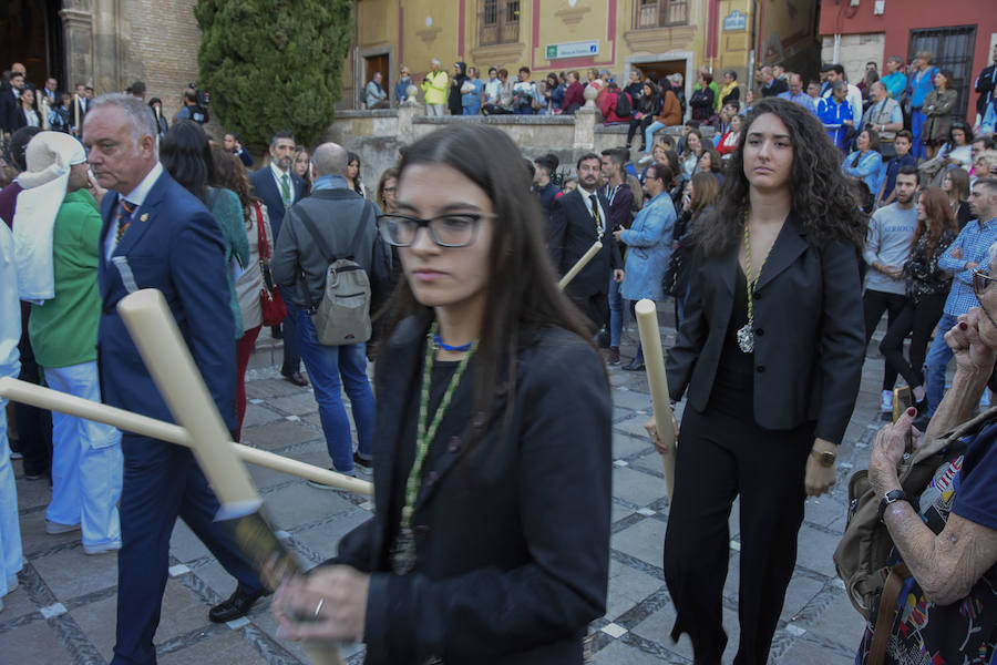 Faltaban escasos minutos para las tres de la tarde cuando la dolorosa que hace trescientos años tallara Risueño llegaba al altar donde será coronada canónicamente la mañana de este sábado 13 de octubre