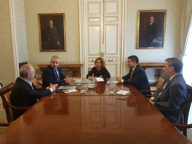 Presentación de la asociación esMontañas a la ministra de Política Territorial, Meritxell Batet, con el presidente de Diputación. 