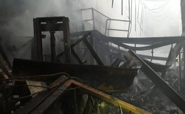 Un incendio en Asegra arrasa una nave de productos de peluquería