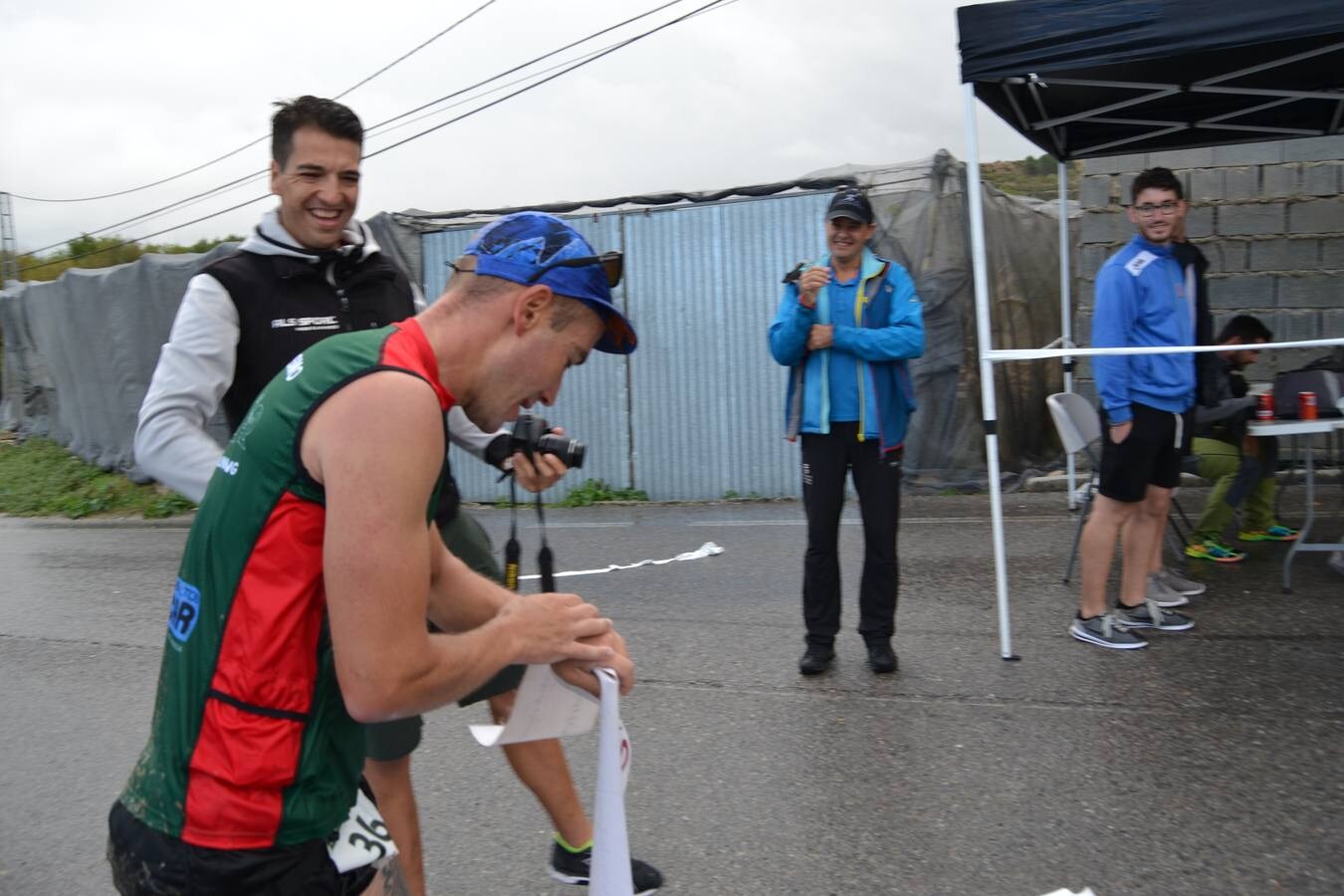 En torno a 120 personas, entre corredores de la trail, minitrail y ruta senderista participaron en la mañana del domingo en esta prueba que estuvo marcada por la intensa lluvia