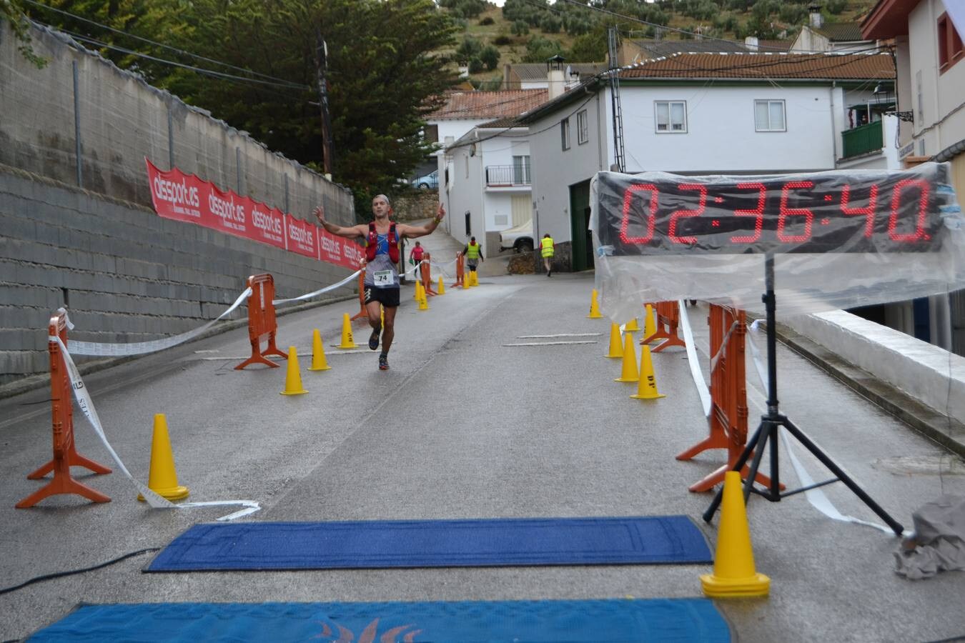 En torno a 120 personas, entre corredores de la trail, minitrail y ruta senderista participaron en la mañana del domingo en esta prueba que estuvo marcada por la intensa lluvia