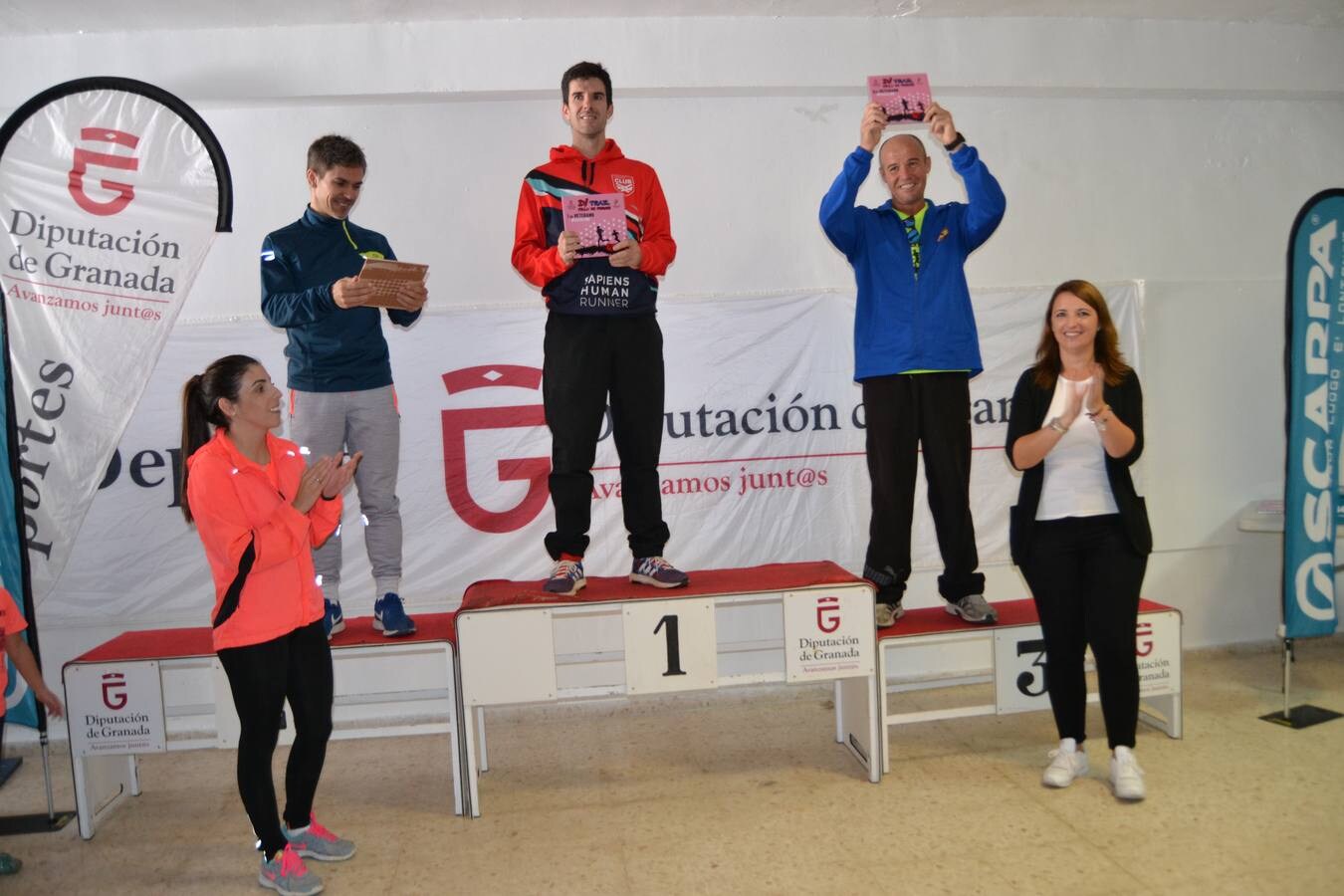 En torno a 120 personas, entre corredores de la trail, minitrail y ruta senderista participaron en la mañana del domingo en esta prueba que estuvo marcada por la intensa lluvia