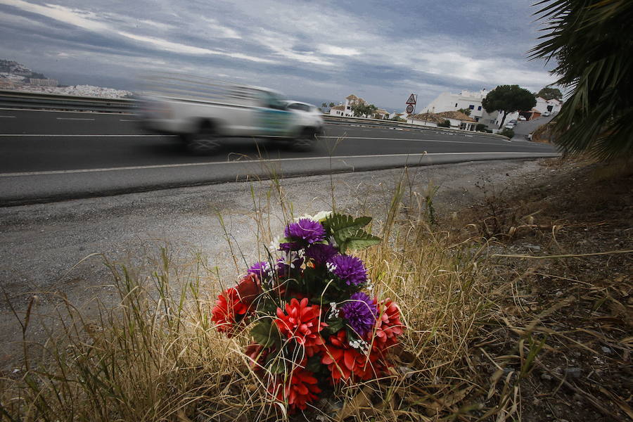 Flores en el lugar donde falleció el agente Rafael Peso