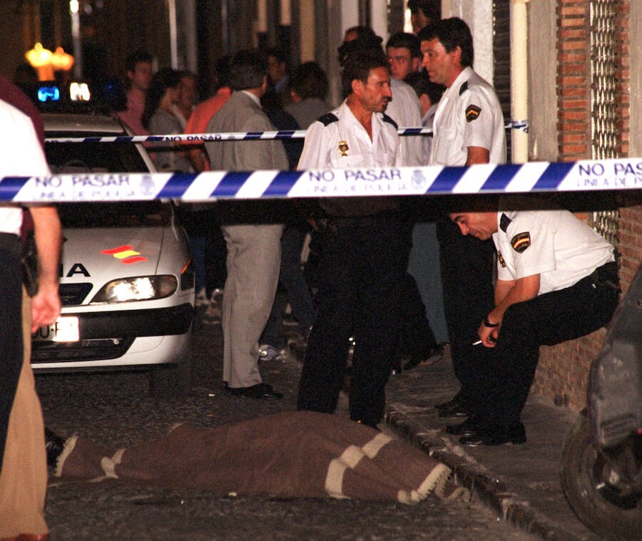 El cadáver del policía nacional Antonio Domínguez Castillo aguarda en la calle Angulo de Granada al ser trasladado a la capilla ardiente. Falleció al recibir una puñalada por parte de un individuo al que perseguía por haber robado un bolso.