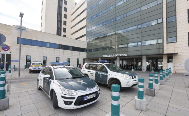 Hospital del PTS, donde ha fallecido el guardia civil al que han disparado.