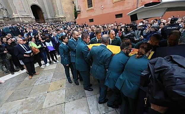 Así ha sido el funeral del guardia civil asesinado en Granada: «Tu familia nunca estará sola»