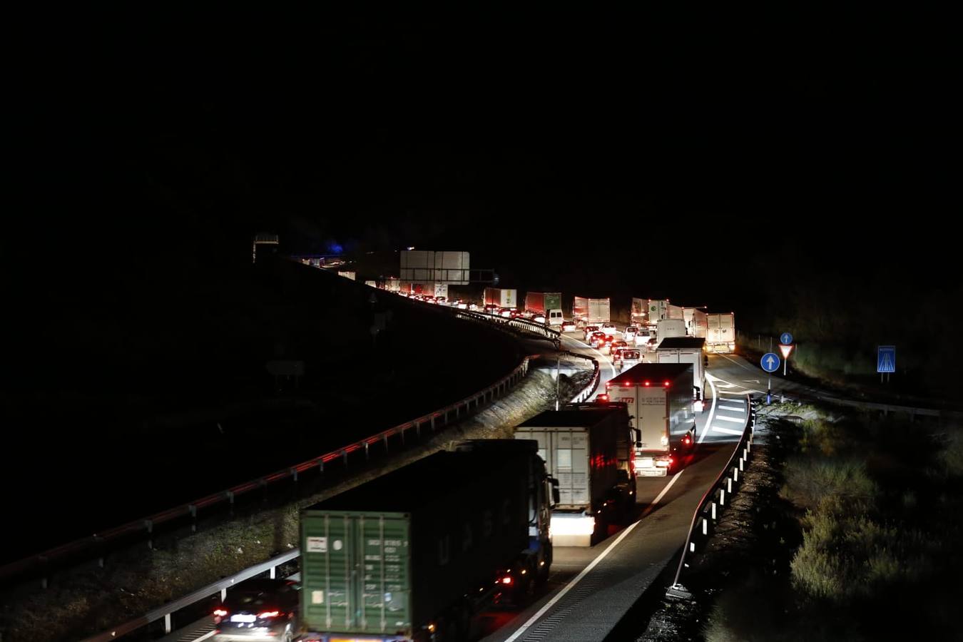 Fotos: Un fallecido en un grave accidente en la A-92 entre un turismo y una ambulancia