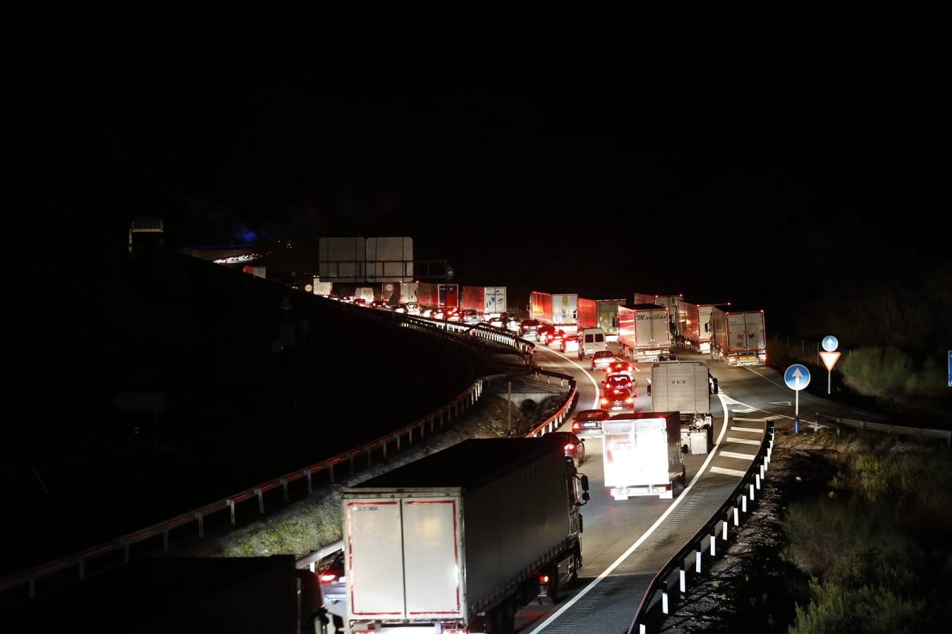 Fotos: Un fallecido en un grave accidente en la A-92 entre un turismo y una ambulancia