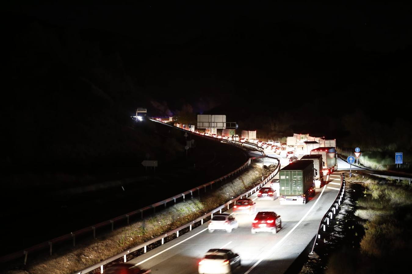 Fotos: Un fallecido en un grave accidente en la A-92 entre un turismo y una ambulancia