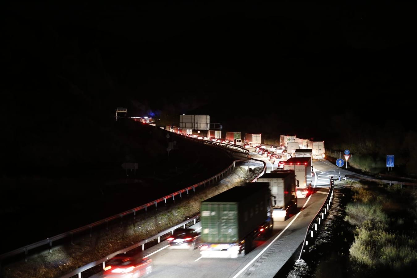 Fotos: Un fallecido en un grave accidente en la A-92 entre un turismo y una ambulancia