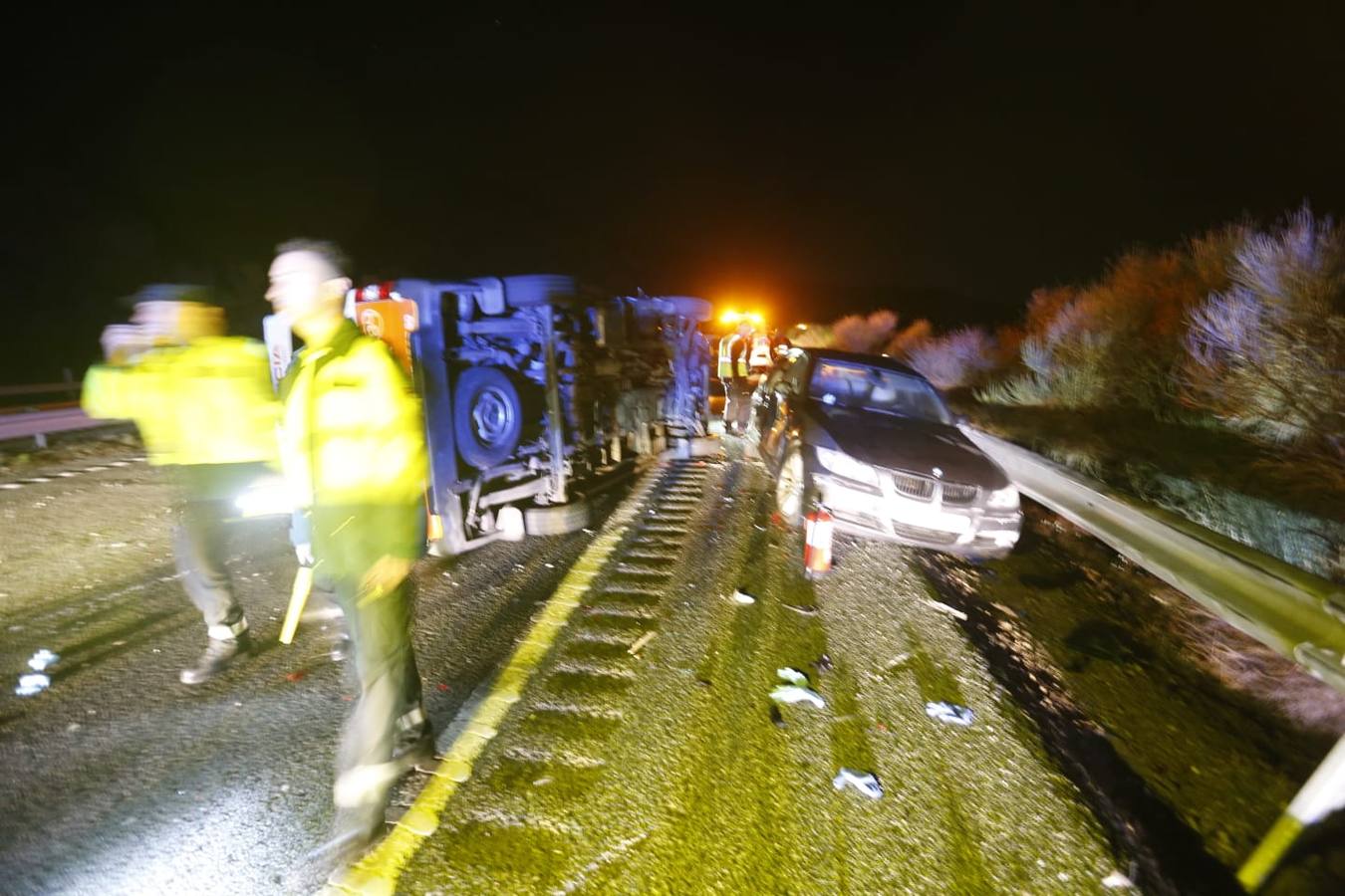 Fotos: Un fallecido en un grave accidente en la A-92 entre un turismo y una ambulancia