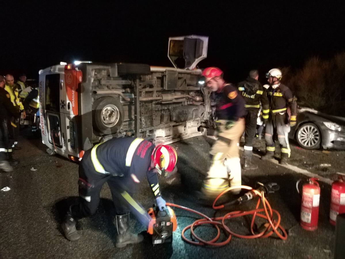 Fotos: Un fallecido en un grave accidente en la A-92 entre un turismo y una ambulancia
